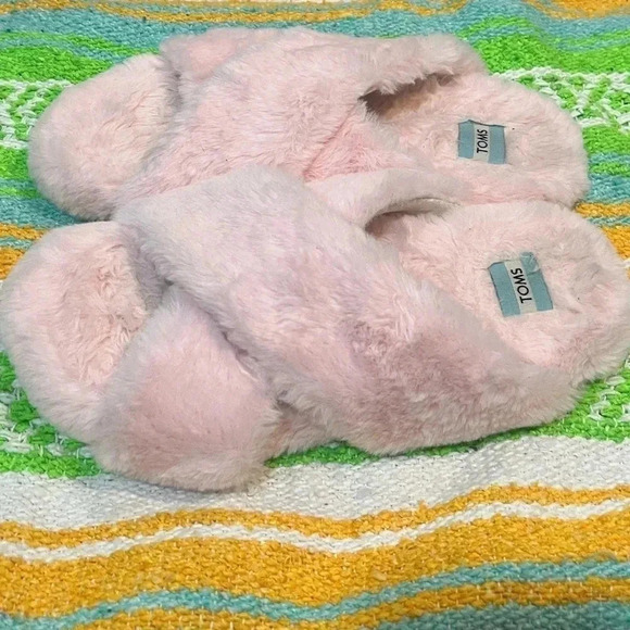 Toms pink fuzzy slippers size 8 EUC - Picture 2 of 8